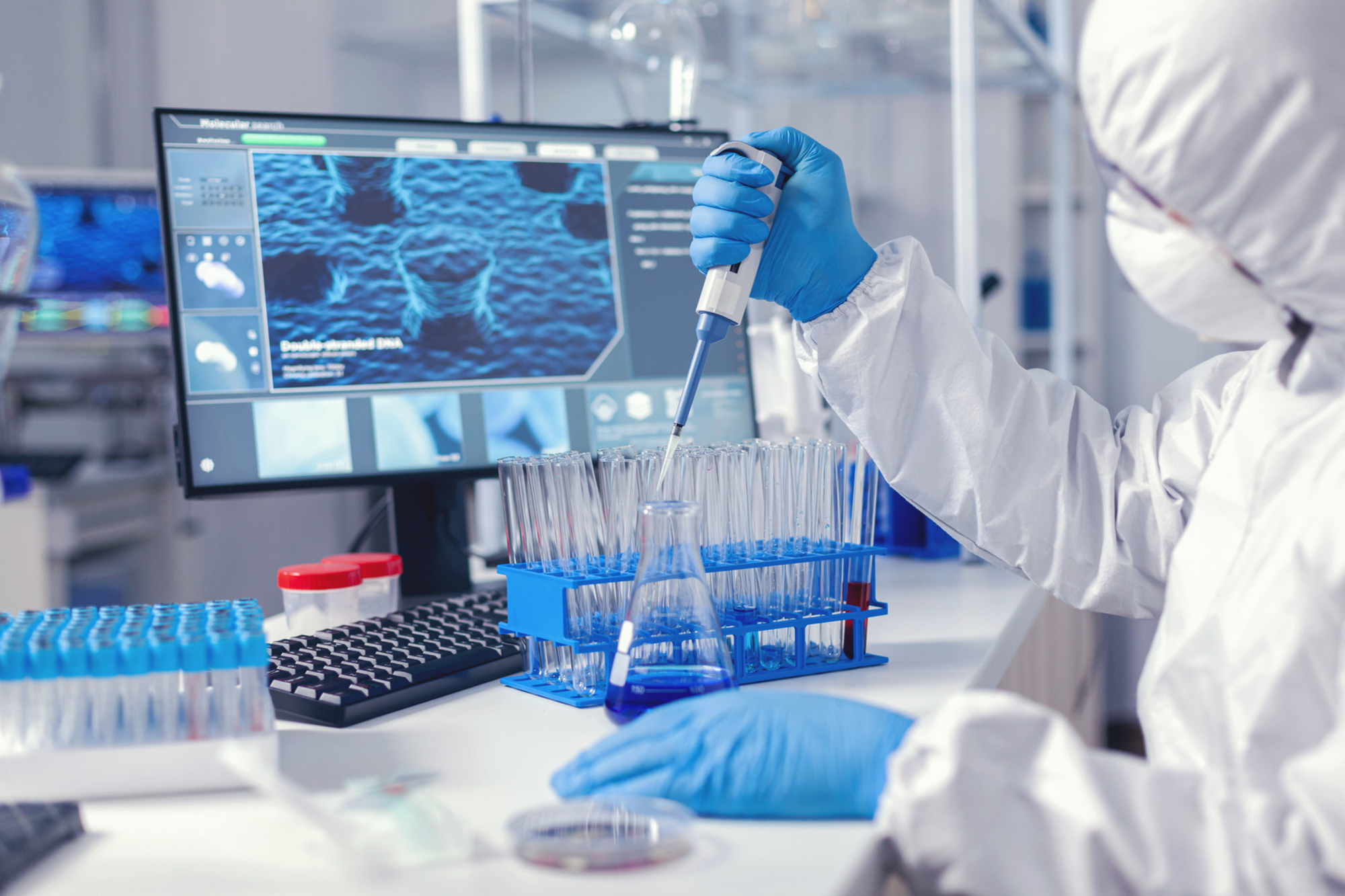 Técnico JTLab realizando manutenção em cromatógrafo de alta performance